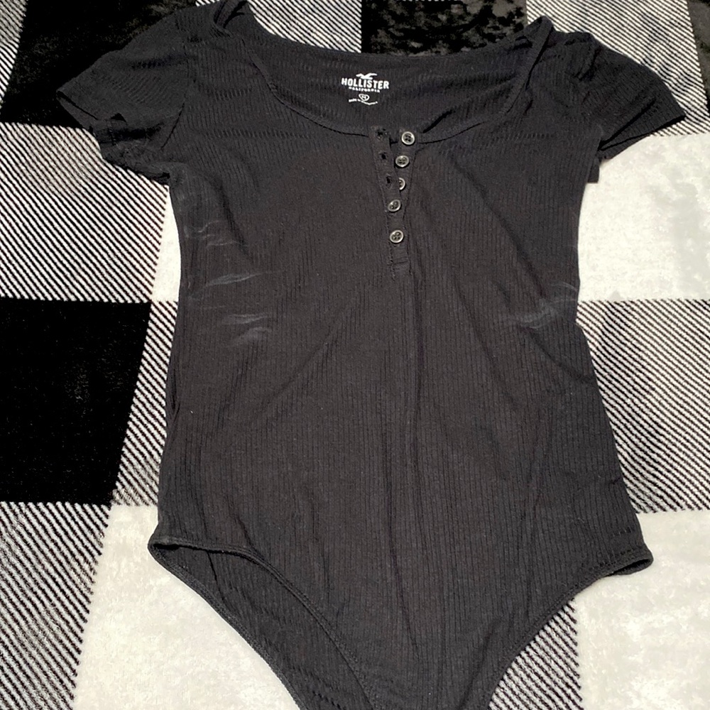 Brand hollister size medium colors black